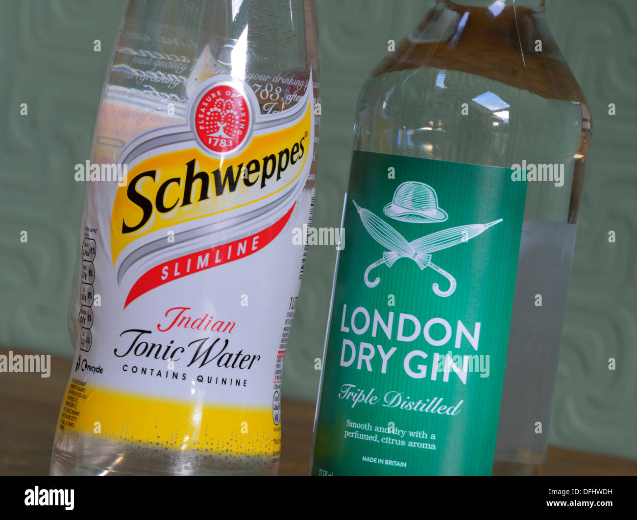 Morrisons London Dry Gin und Schweppes Slimline Indian Tonic Water Flaschen. Stockfoto