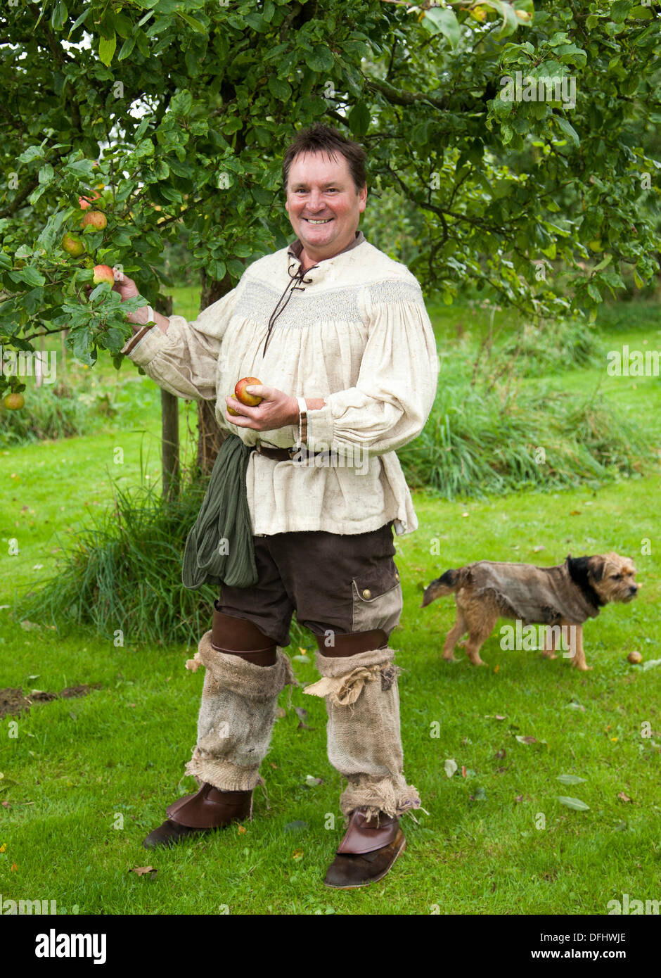 Tim Cross (MR), gekleidet als mittelalterlicher Bauer, beim fünften AONB Apple Day von Arnside in Briery Bank Orchard, Arnside. Viele Äpfel im Verkauf, Tierausstellungen, Experten für die Apfelidentifikation, die über seltene Sorten rätseln, und viel frisch gepresster Saft - die Apfelpresse hat den ganzen Tag lang hart gearbeitet, um den Durst von fast 1000 Besuchern zu stillen. Stockfoto