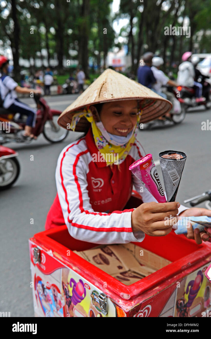 Weibliche Straßenhändler verkaufen Eis an die Laufkundschaft in Ho-Chi-Minh-Stadt, Vietnam Stockfoto