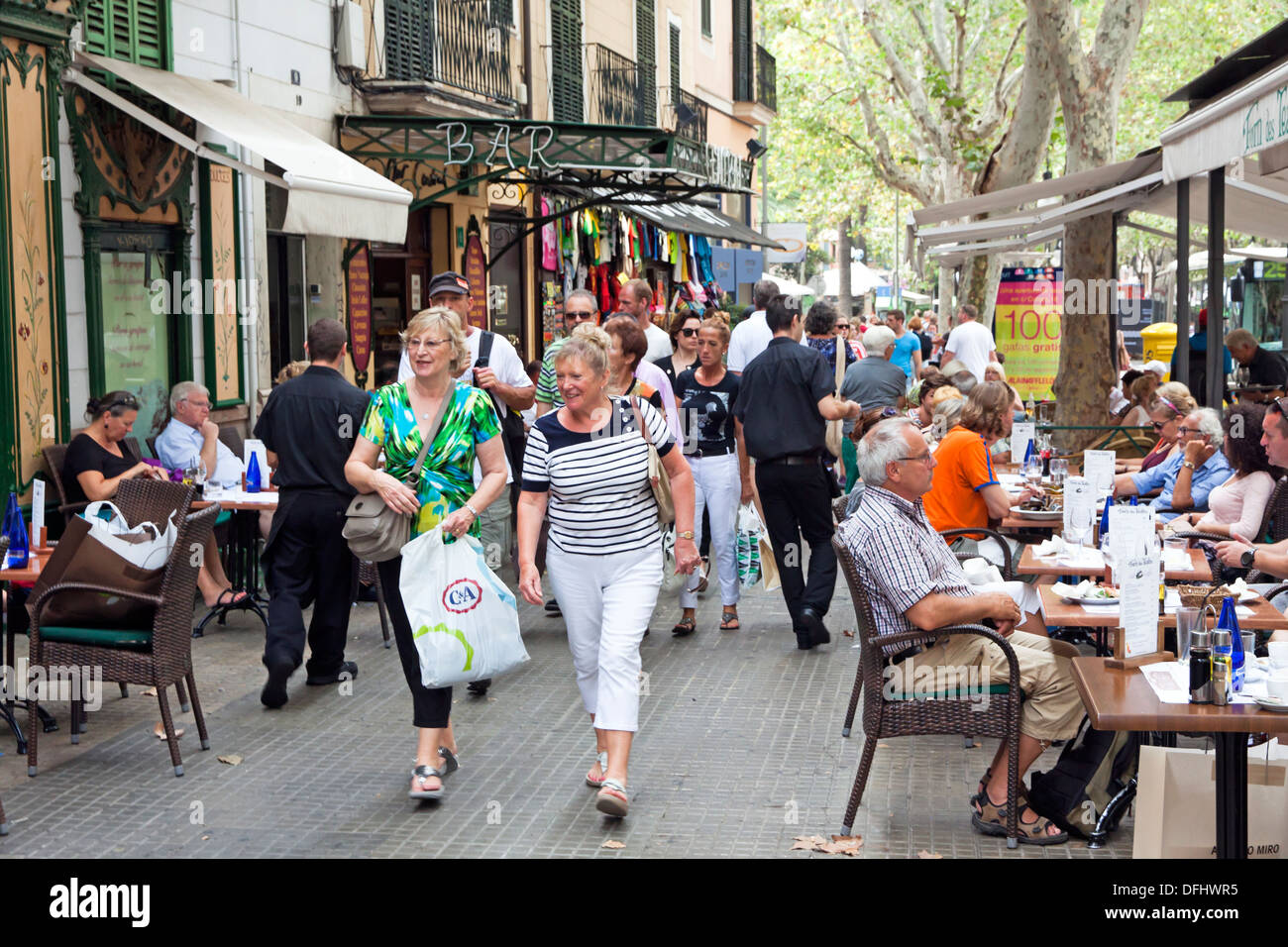 Touristen nehmen an Einkaufsmöglichkeiten und Straße Restaurants in Palma Mallorca Stockfoto
