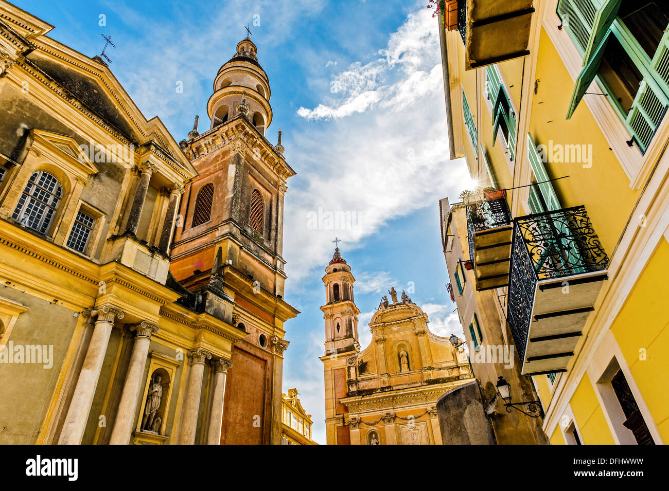 Europa, Frankreich, Alpes-Maritimes Menton. Kapelle der weißen Büßer und der Basilika von Saint-Michel. Stockfoto