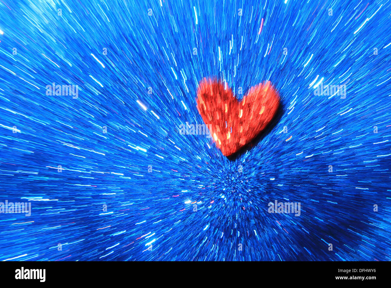 Liebe und Romantik - rotes Herz Wirbel durch eine Galaxie von blau Stockfoto