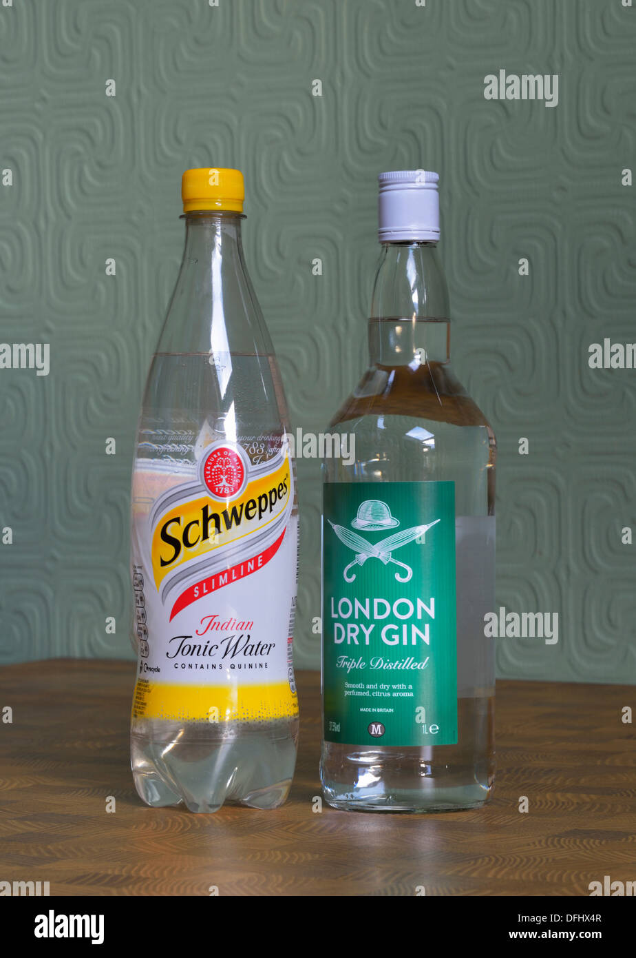 Morrisons London Dry Gin und Schweppes Slimline Indian Tonic Water Flaschen. Stockfoto