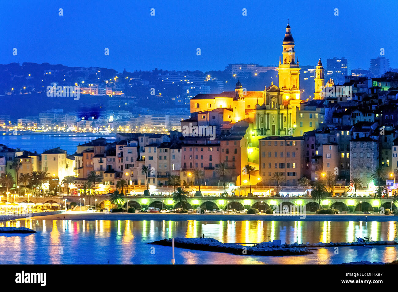 Europa, Frankreich, Alpes-Maritimes Menton. Basilika Saint-Michel und die Marina in der Nacht. Stockfoto