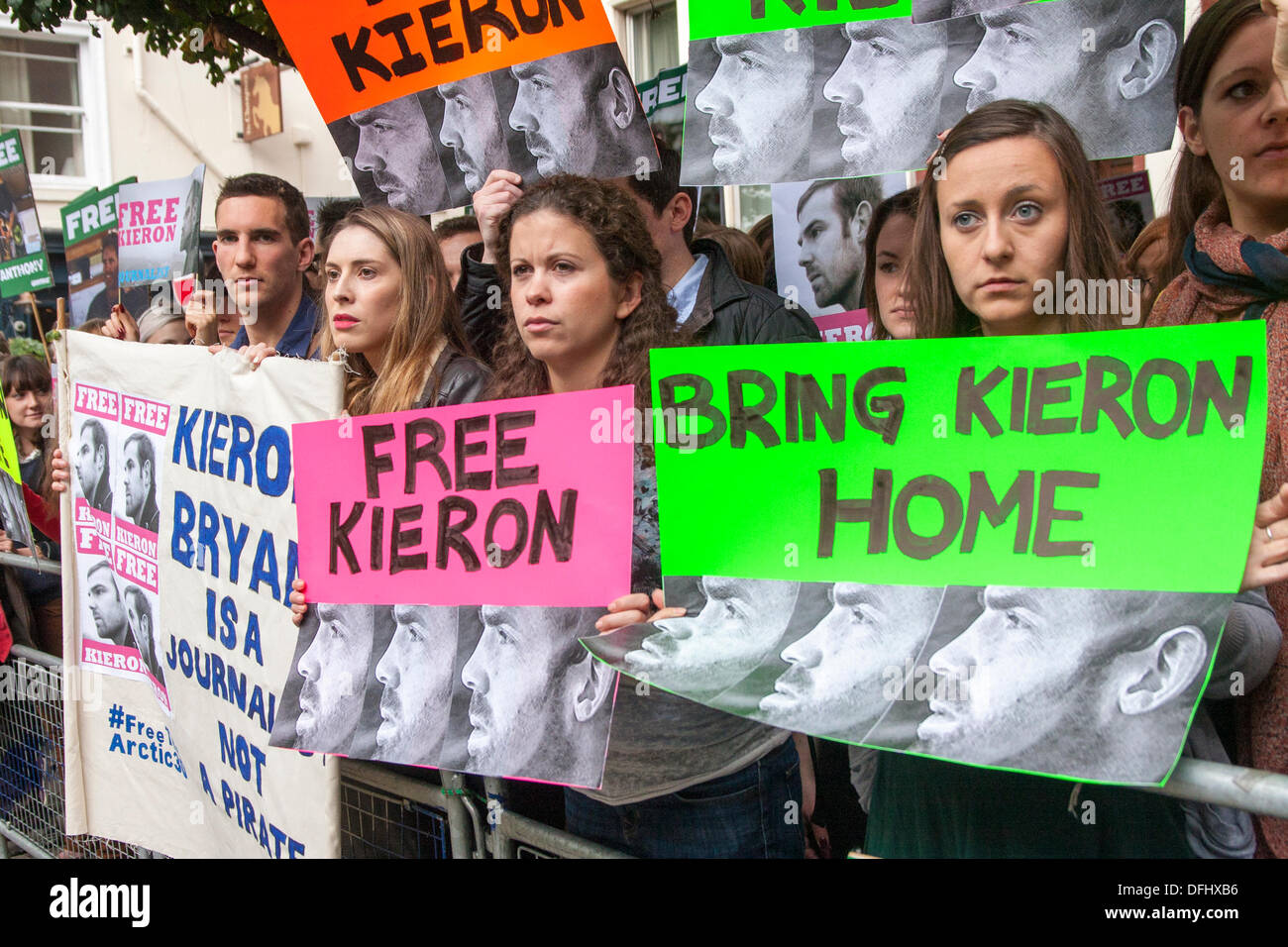 London, UK. 5. Oktober 2013. Demonstranten fordern die Freilassung der "Arktis 30' vor der russischen Botschaft in London. Bildnachweis: Paul Davey/Alamy Live-Nachrichten Stockfoto