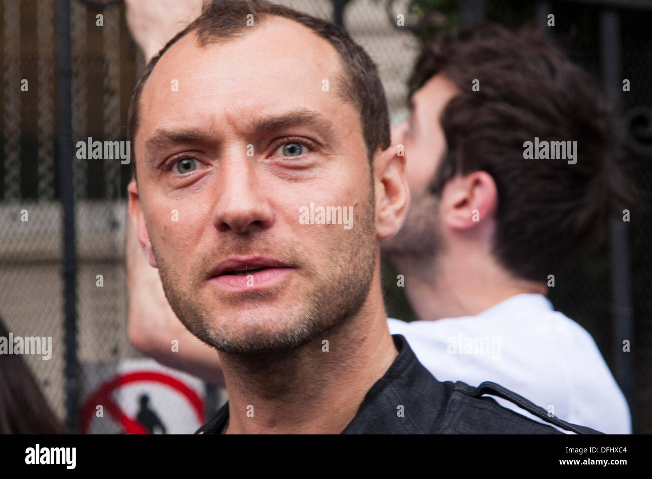 London, UK. 5. Oktober 2013. Schauspieler Jude Law war anwesend, als Demonstranten die Freilassung fordern der "Arktis 30' vor der russischen Botschaft in London. Bildnachweis: Paul Davey/Alamy Live-Nachrichten Stockfoto