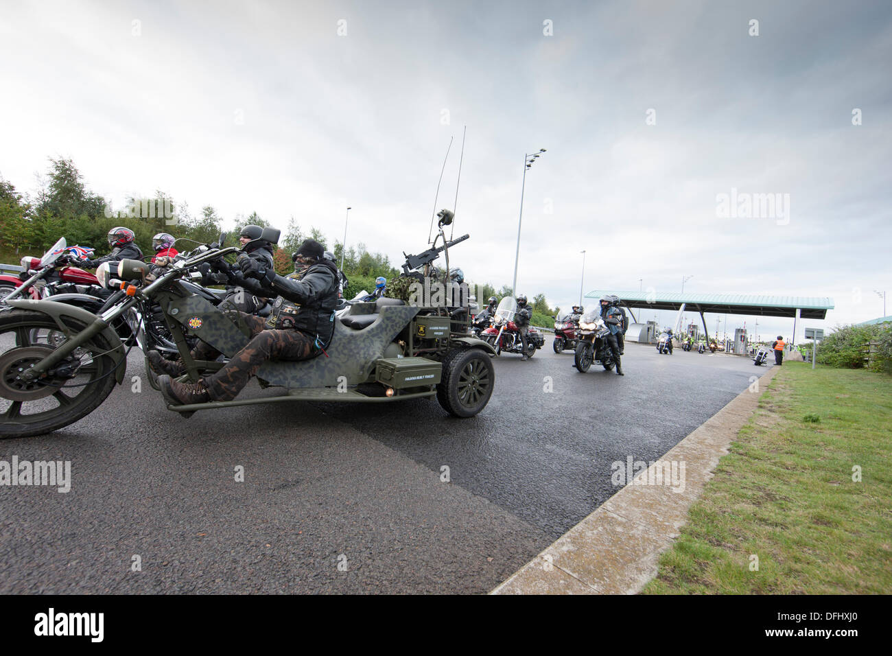 M6, UK. 5. Oktober 2013. Der M6 Toll Road, wirft die Barrieren zur Unterstützung der Tausende von Bikern in die jährliche Fahrt an die Wand zu öffnen. Biker denken Sie daran, dass Großbritannien in allen Konflikten, während dieser Fahrt zum National Memorial Arboretum in Alrewas gefallen ist. Bildnachweis: David Broadbent/Alamy Live-Nachrichten Stockfoto