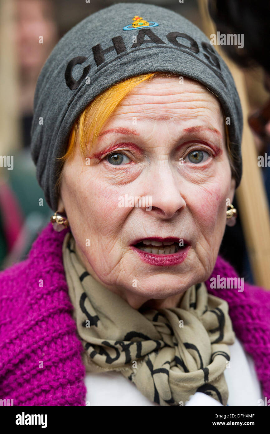 London, UK. 5. Oktober 2013. Vivienne Westwood schließt sich den Protest mit ihrem T-shirt der Arktis zu retten. Greenpeace organisieren einen weltweiten Tag der Solidarität zur Unterstützung der Arktis 30, die mit der Piraterie durch die russische Staatsanwaltschaft angeklagt wurden. Laut Greenpeace über 800.000 wurden bereits in russischen Botschaften für ihre sofortige Freilassung fordern geschrieben. Heute sind die Demonstranten aufgefordert, Nachrichten der Solidarität auf Papier Tauben, schreiben die Inhaftierten in Murmansk zugesandt wird. Russische Botschaft, Kensington Palace Gardens, London, UK, 5. Oktober 2013 Kredit: Guy Bell/Alamy Live-Nachrichten Stockfoto