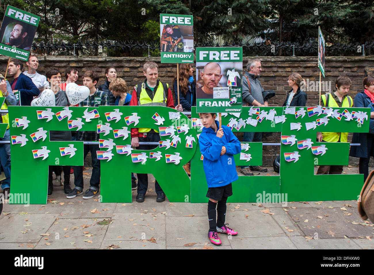 London, UK. 5. Oktober 2013. Greenpeace organisieren einen weltweiten Tag der Solidarität zur Unterstützung der Arktis 30, die mit der Piraterie durch die russische Staatsanwaltschaft angeklagt wurden. Laut Greenpeace über 800.000 wurden bereits in russischen Botschaften für ihre sofortige Freilassung fordern geschrieben. Heute sind die Demonstranten aufgefordert, Nachrichten der Solidarität auf Papier Tauben, schreiben die Inhaftierten in Murmansk zugesandt wird. Russische Botschaft, Kensington Palace Gardens, London, UK, 5. Oktober 2013 Kredit: Guy Bell/Alamy Live-Nachrichten Stockfoto