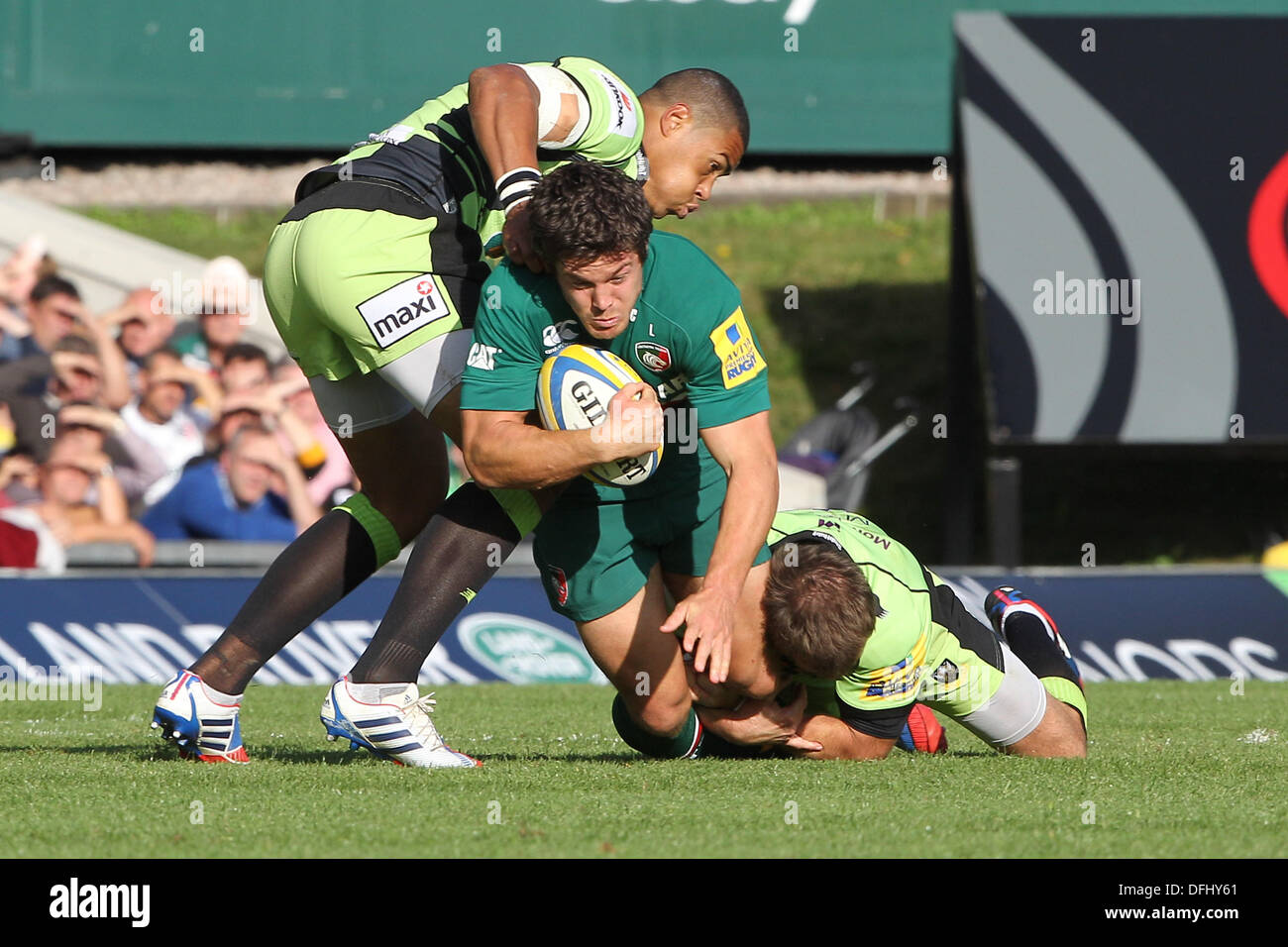 Leicester, UK. 5. Oktober 2013. Anthony Allen durch Luther Burrell während der Aviva Premiership Spiel zwischen Leicester Tigers und Northampton Saints von Welford Straße in Angriff genommen wird. Bildnachweis: Aktion Plus Sport/Alamy Live-Nachrichten Stockfoto