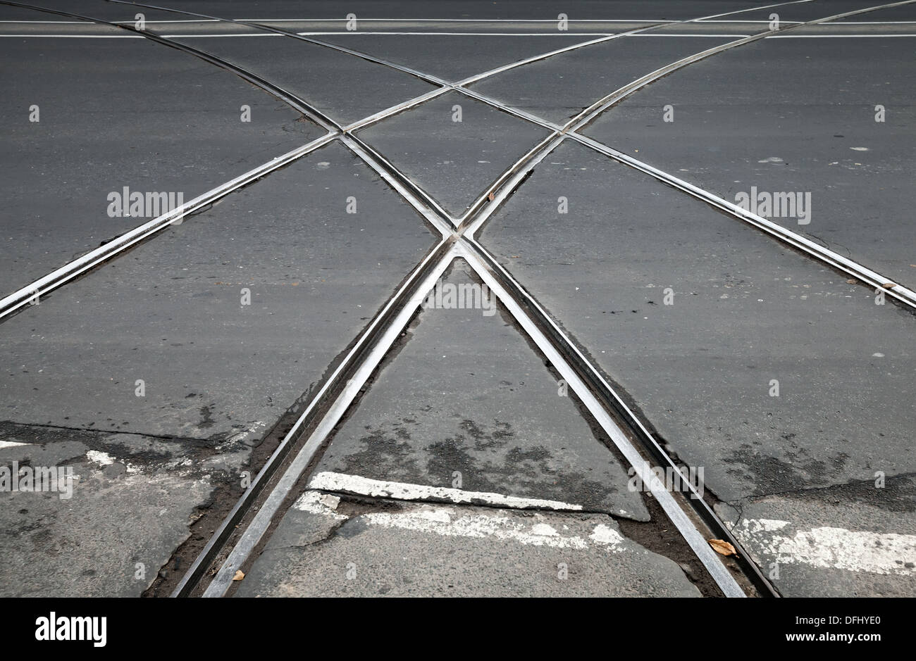 Transport-Hintergrund mit Straßenbahn Kreuzung auf grauen Asphalt urban road Stockfoto