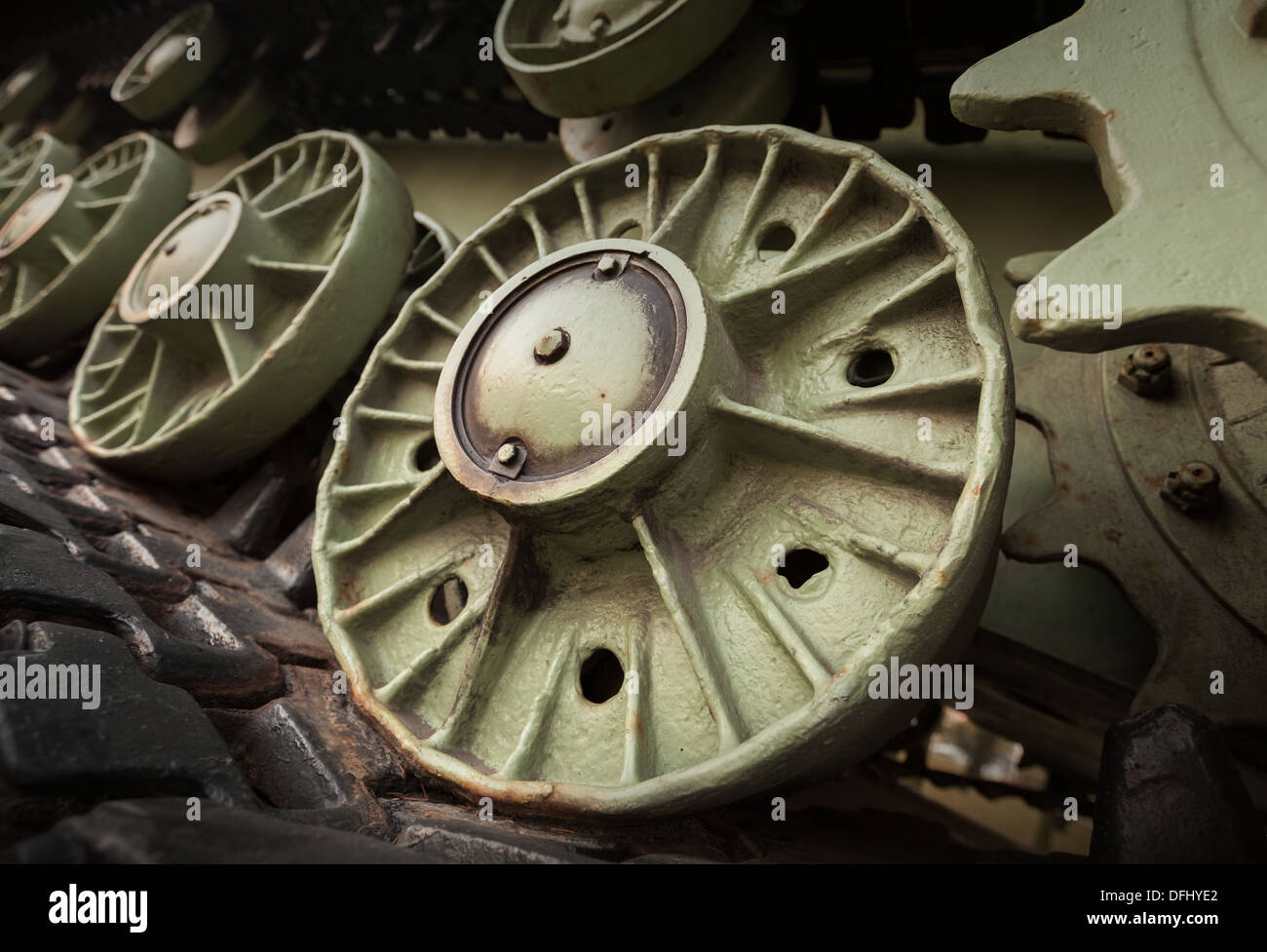 Schwerindustrie Fotohintergrund mit dunklen grünen Traktor Zahnräder Stockfoto