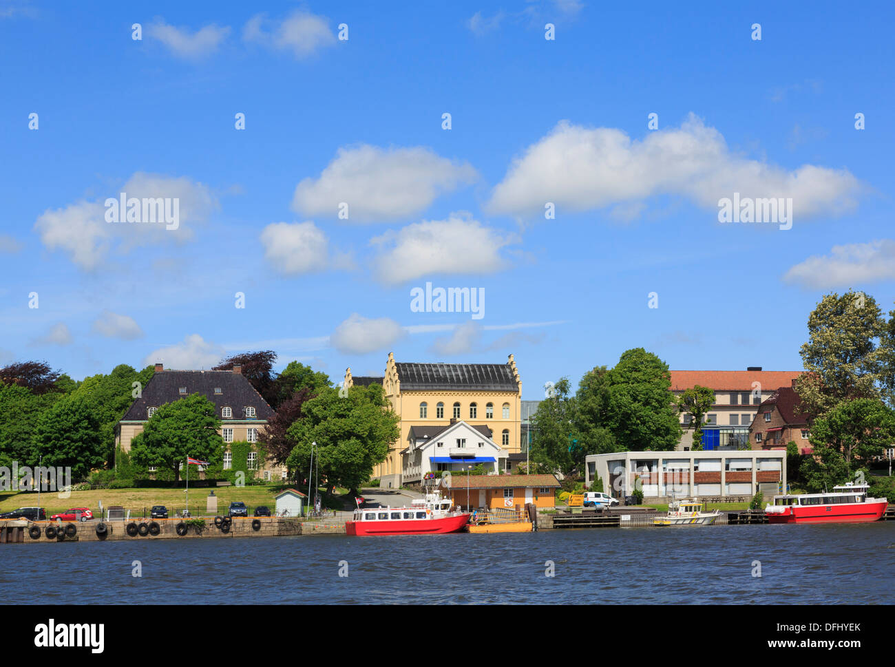 Blick über den Fluss Glomma zur kostenlosen Fähre für die neue Stadt Fredrikstad, Ostfold, Norwegen, Skandinavien Stockfoto