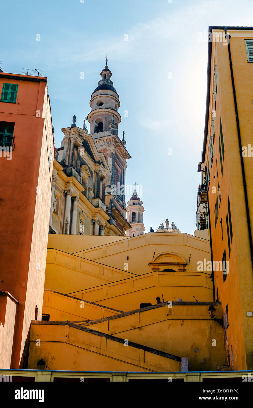 Europa, Frankreich, Alpes-Maritimes Menton. Stieg auf den Kirchplatz der weißen Büßer-Kapelle und der Basilika von Saint-Michel. Stockfoto