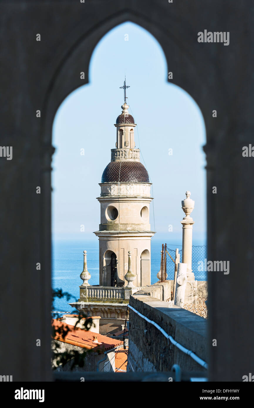 Europa, Frankreich, Alpes-Maritimes Menton. Die Glocke-Turm der weißen Büßer-Kapelle Blick von der alten Burg-Friedhof. Stockfoto