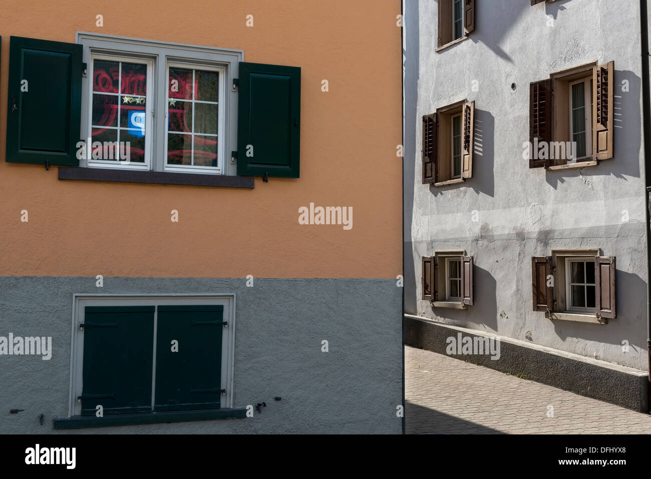 Fensterläden Gebäude im Zentrum von Klosters. Graubünden. Schweiz Stockfoto