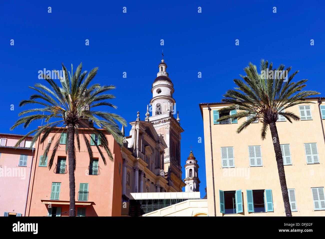 Europa, Frankreich, Alpes-Maritimes Menton. Die Altstadt und Basilika Saint-Michel. Stockfoto