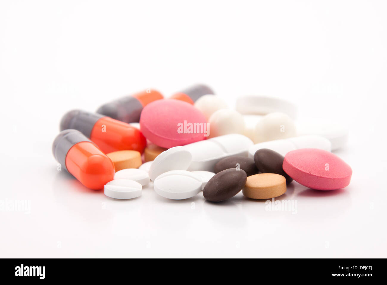 Bunte Pillen auf weißem Hintergrund Stockfoto