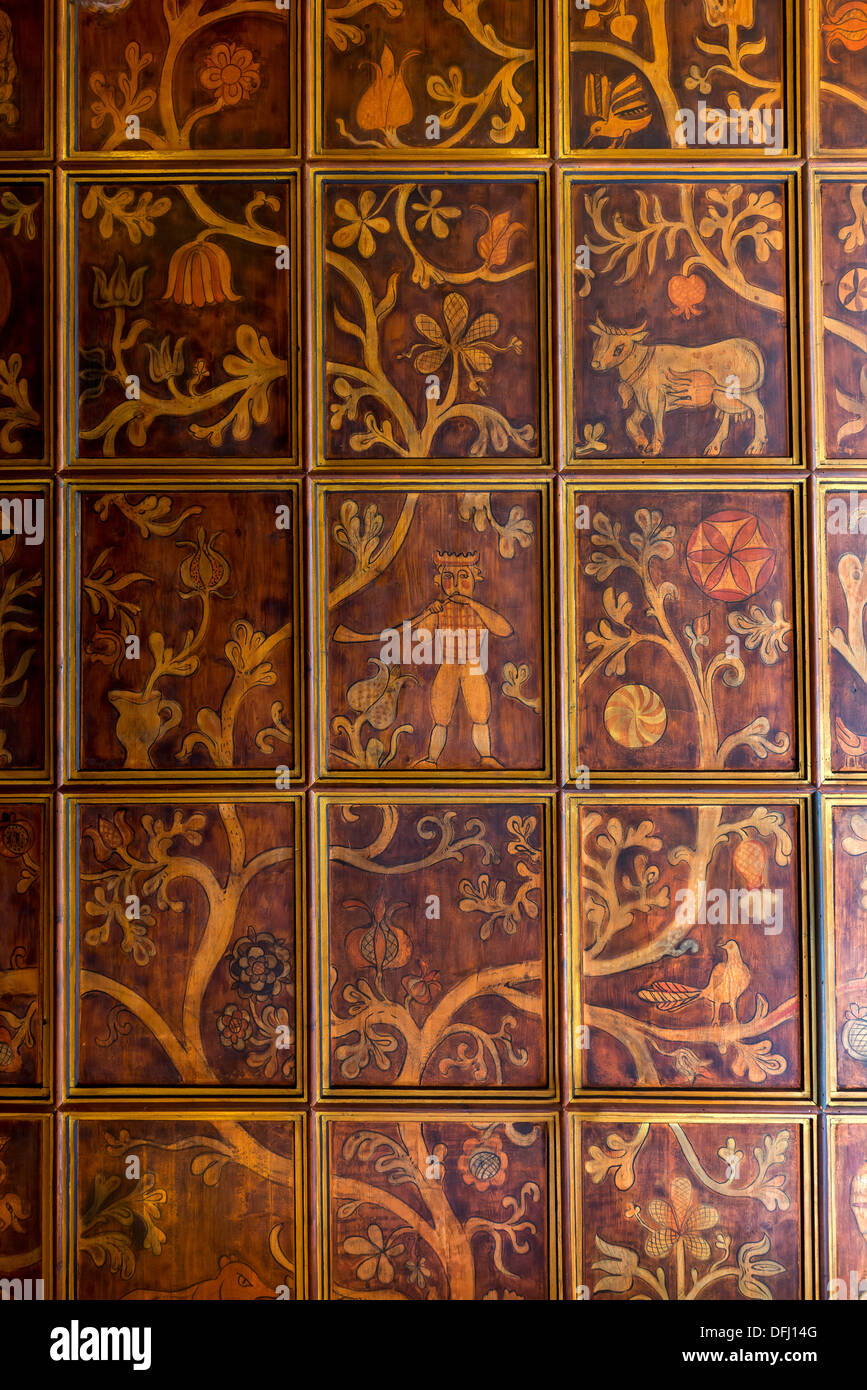 Holzdecke im Deckenbemahlung Restaurant. Chesa Grischuna Hotel. Klosters. Graubünden. Schweiz Stockfoto