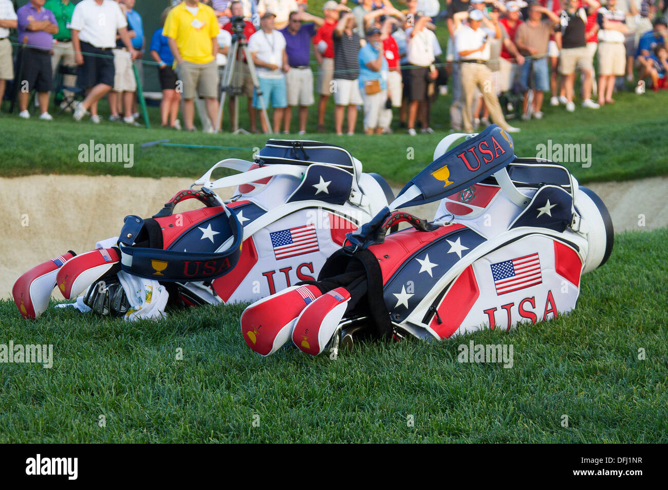 3. Oktober 2013: Die Golfbags der Vereinigten Staaten Teammitglieder Jordan Spieth und Steve Stricker am 17. Grün am ersten Tag von The Presidents Cup im Muirfield Village Golf Club in Dublin, Ohio Stockfoto