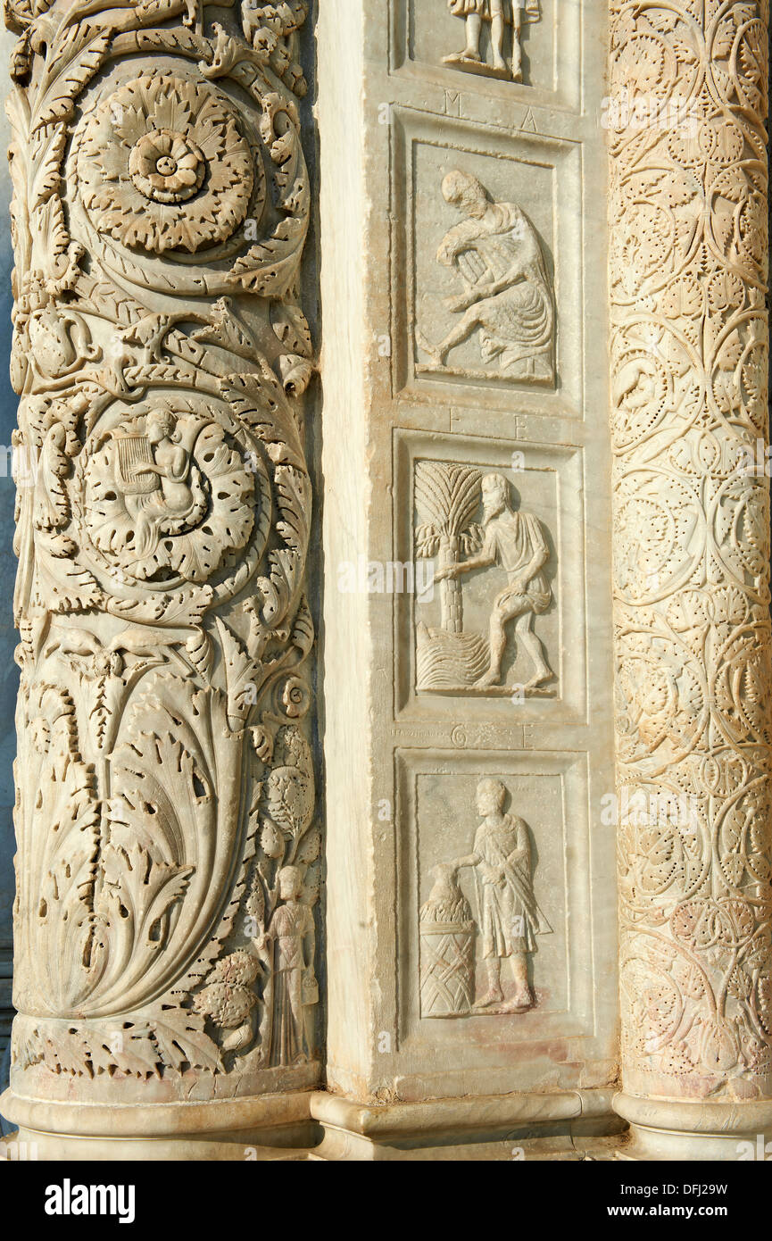 Mittelalterliche Skulpturen von der Tür des Baptisteriums von Pisa, Italien Stockfoto