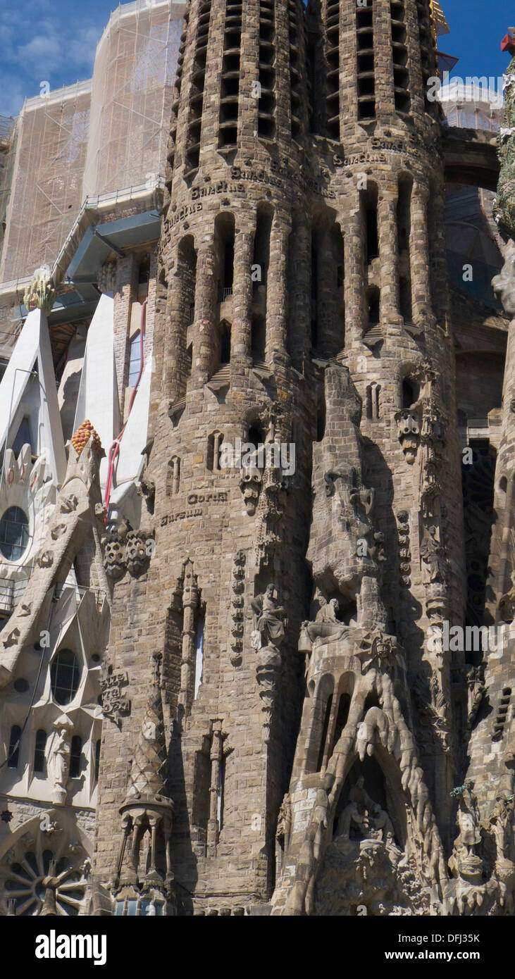 Architektonische Details von Mauerwerk und Schnitzereien auf Türme der Sagrada Familia, Barcelona, Spanien Stockfoto