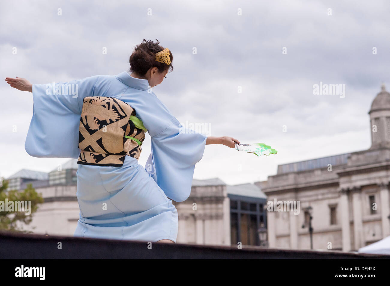 Trafalgar Square, London, UK. 5. Oktober 2013. Nihon Buyo Tänzerin auf der Bühne am Japan Matsuri 2013, Trafalgar Square, London. 05/10 Credit: Carole Edrich/Alamy Live-Nachrichten Stockfoto