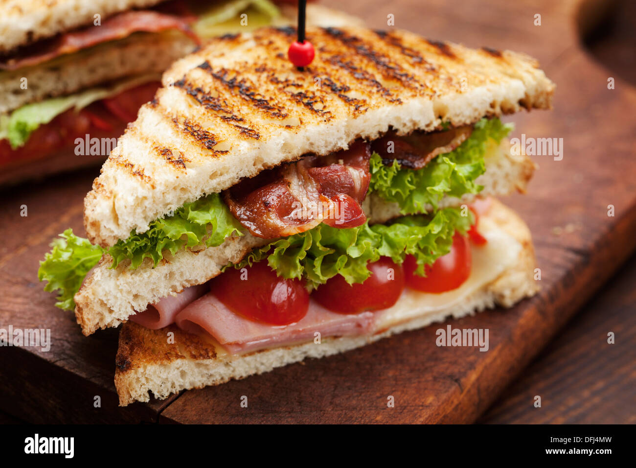 Nahaufnahme von frischen Sandwich mit Schinken, Speck, Tomaten, Käse und Salat Stockfoto