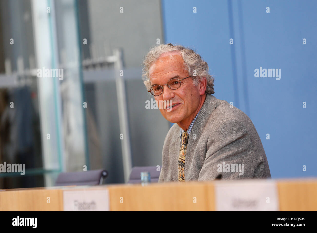 Berlin, Deutschland. 27. September 2013. Das Intergovernmental Panel on Climate Change (IPCC) hat die die IPCC Fünften Sachstandsberichts (AR5), "Climate Change 2013, The Physical Science Basis", vorgestellt. Geben Sie FM Altmaie, FM Wanka, UBA-Präsident Flasbarth und Professor Lemke, Leiter des Department of Environmental Sciences des Alfred-Wegener-Institut für Polar- und Meeresforschung, eine gemeinsame Pressekonferenz über den Bericht im Haus der Bundespressekonferenz in Berlin. / Bild: Professor Lemke, Leiter des Department of Environmental Sciences des Alfred-Wegener-Institut für Polar ein Stockfoto