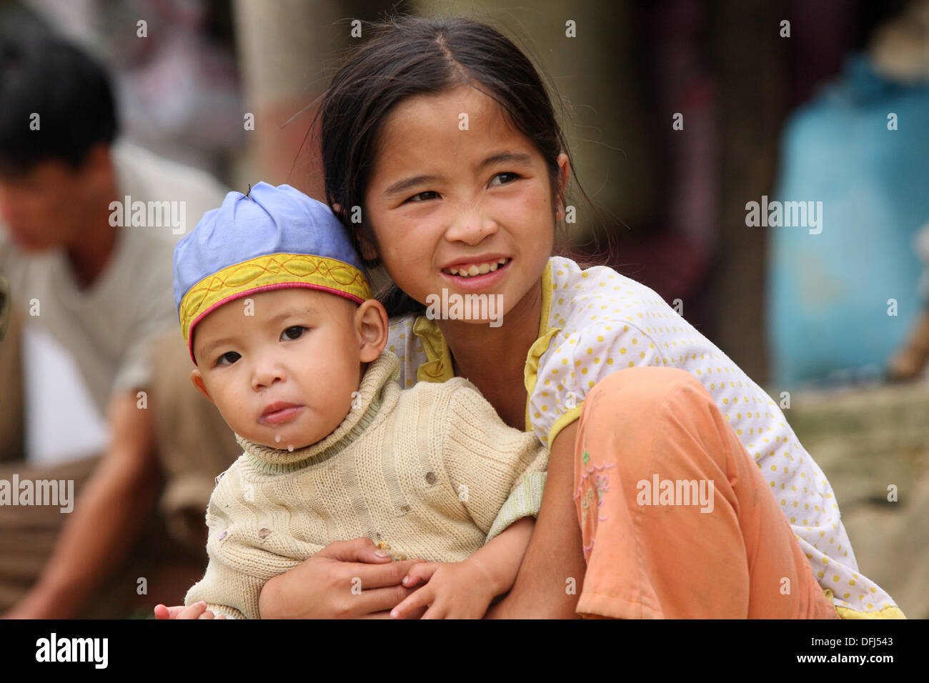Kleine Mädchen und Bruder in Cat Cat Dorf Sapa, Provinz Lao Cai, Vietnam. Stockfoto