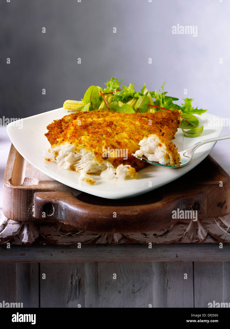 Leicht ramponierte Scholle & Salat essen serviert auf einem Teller auf einem Tisch Stockfoto