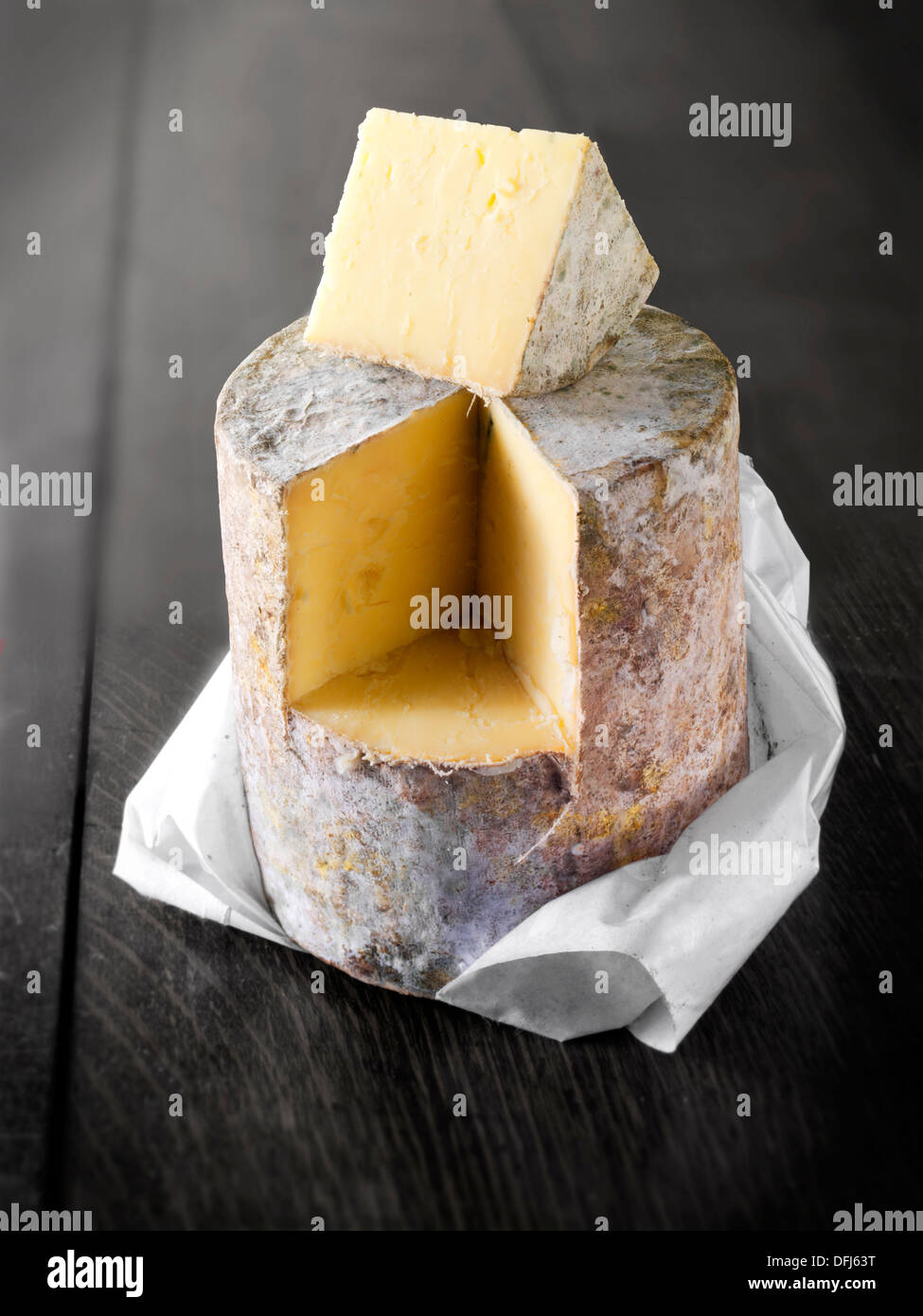 Ganze Cheddar Käse Truckle Reife Bauernhaus-Cheddar-Käse Stockfoto