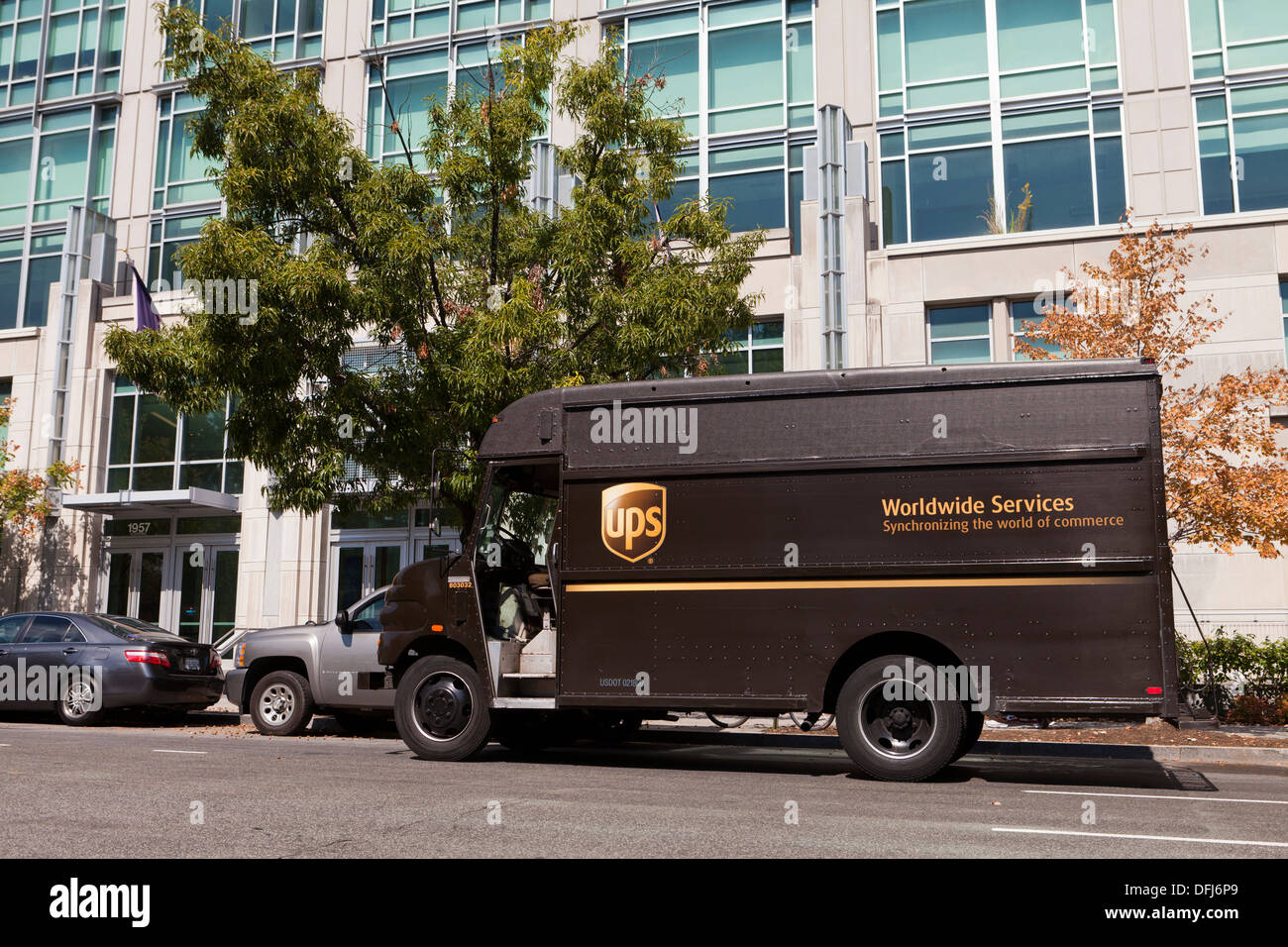 UPS-Lieferwagen geparkt vor Bürogebäude Stockfoto