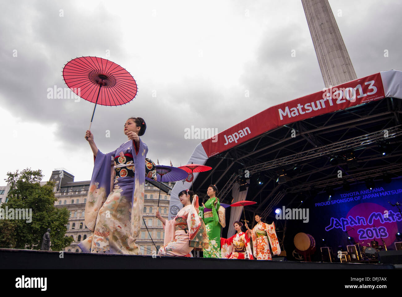 Trafalgar Square, London, UK.  Die fünfte jährliche Japan Matsuri findet, japanische Kultur im Herzen der Hauptstadt zu feiern.  Mitglieder von Hiroko Tanaka Nihon Buyo (japanische Tanz) führen Sie auf der Bühne. Bildnachweis: Stephen Chung/Alamy Live-Nachrichten Stockfoto