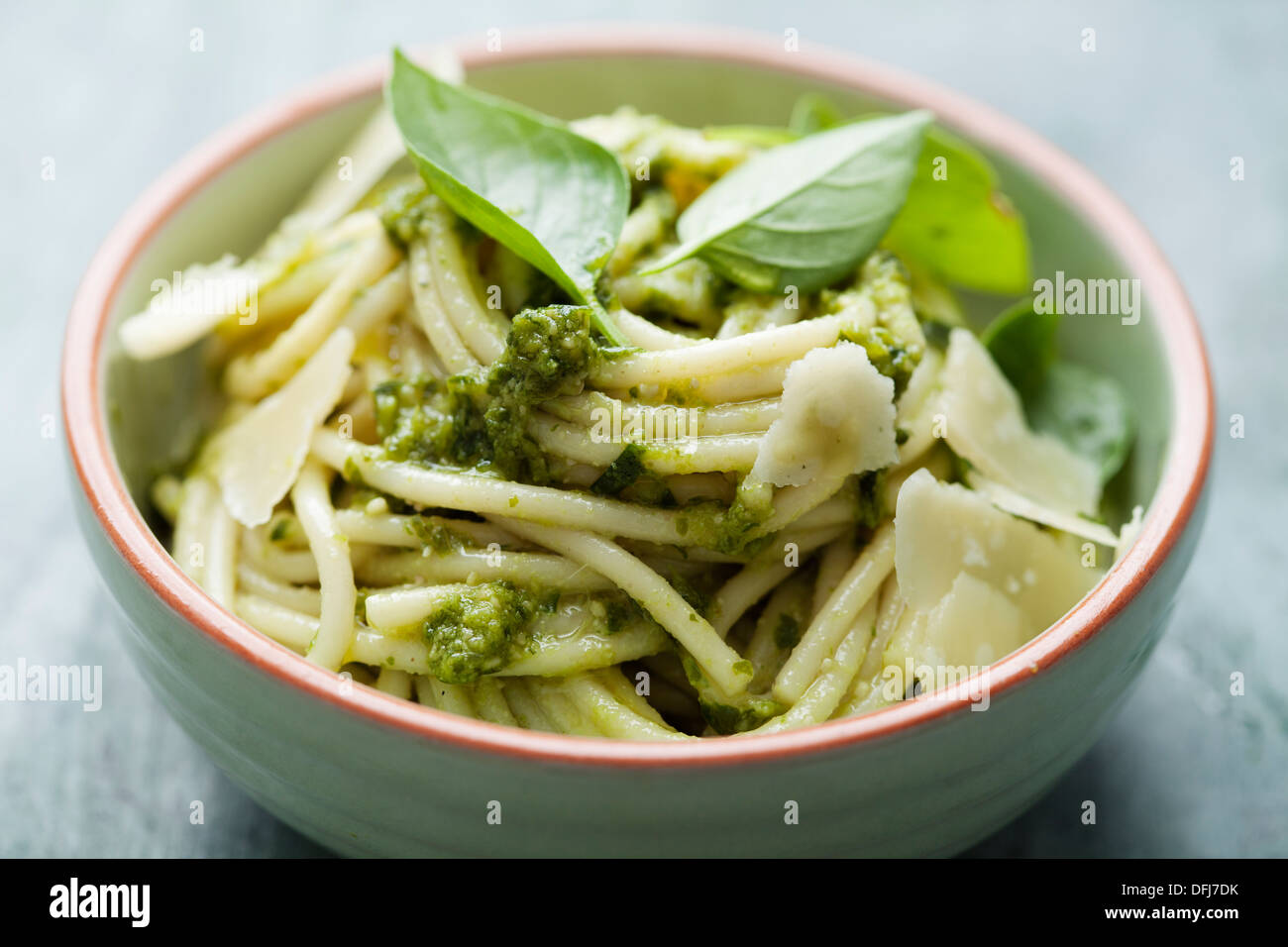 Pasta mit pesto Stockfoto