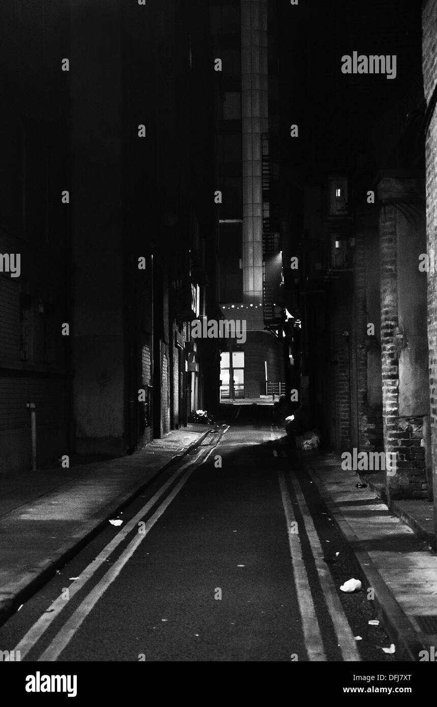 dunkle Gasse in der Nacht in Manchester UK Stockfoto