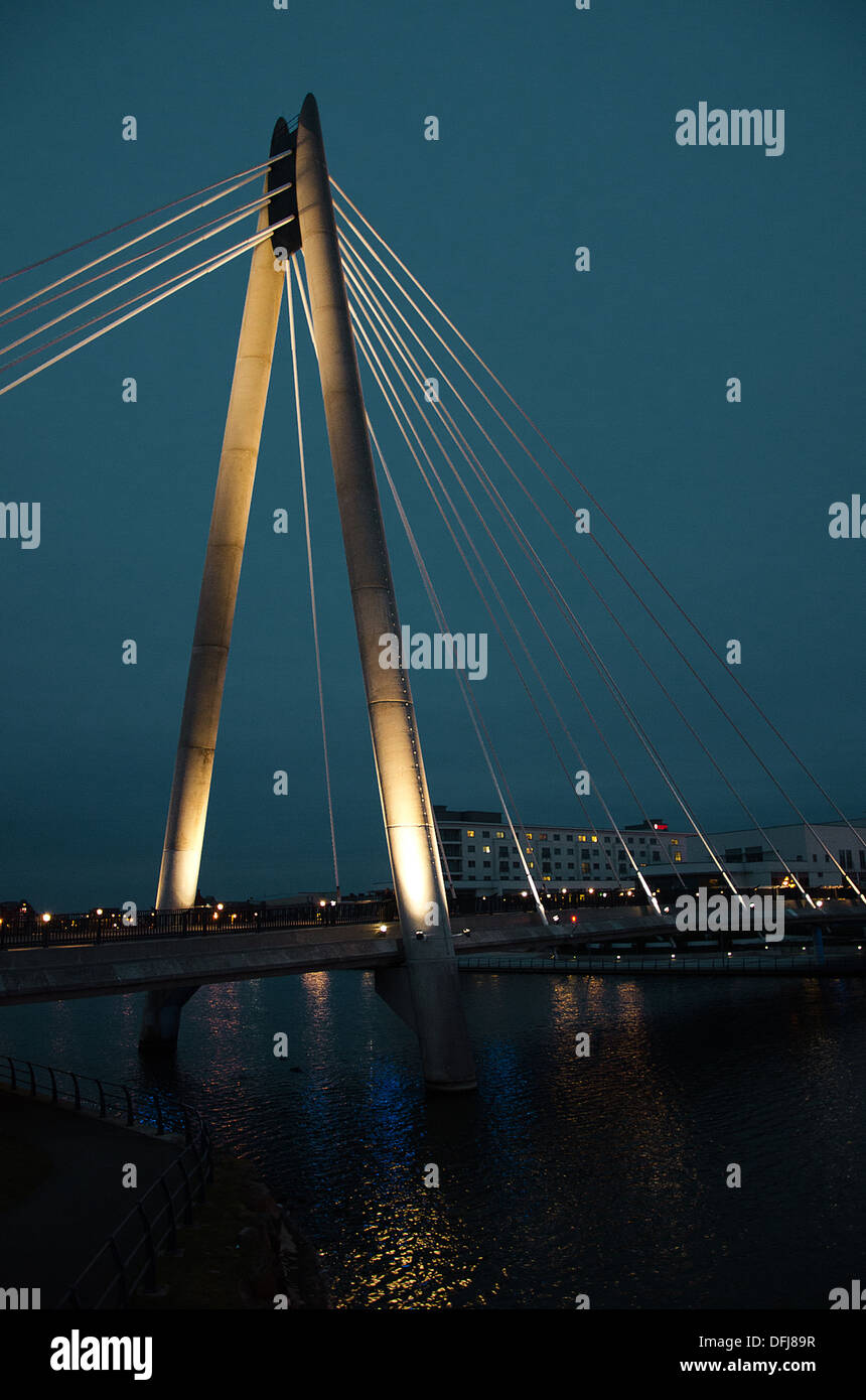 Brücke in Southport UK nachts beleuchtet Stockfoto