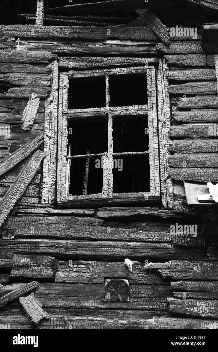 Teil eines Hauses mit einem Fenster niedergebrannt Stockfoto