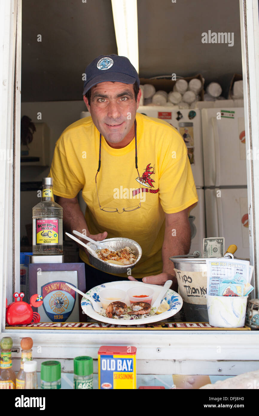 Richard Messier zeigt Bestellungen von High Tide Gourmet Food Truck Stockfoto