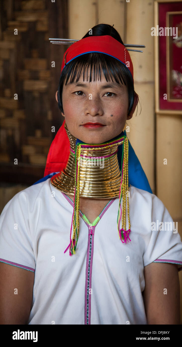 Eine Kayan Frau trägt traditionelle Halsringe. Porträt. Stockfoto