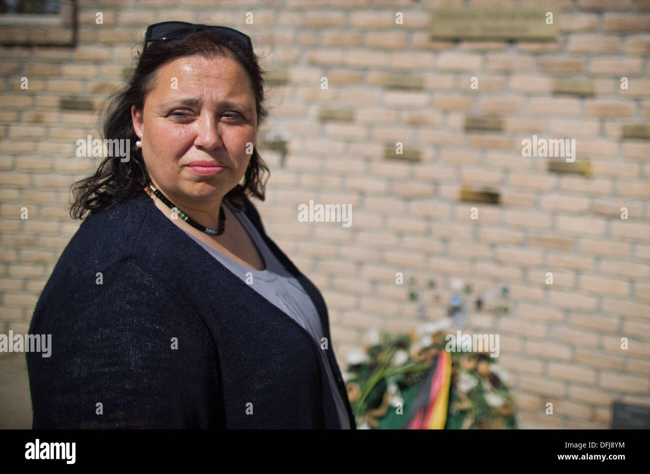 Tanja Menz, Mutter des bin 18.12.2011 Im Op North Gefallenen Soldaten Konstantin Menz, freu bin 06.10.2013 Im Feldlager der Bundeswehr in Kundus in Afghanistan Den Ehrenhain. Menz Krieg Zusammen Mit Minister de Maiziere Nach Afghanistan Gereist, um der Übergabe des Feldlagers Die Afghanen Beizuwohnen. Nach der Offiziellen Übergabe des Feldlagers Die Afghanische Armee (ANA) Und Die Afghanische Bundespolizei Ancop, Sollen Die Letzten Verbliebenen Deutschen Soldaten aus Dem Lager Abziehen. Foto: Michael Kappeler/dpa Stockfoto