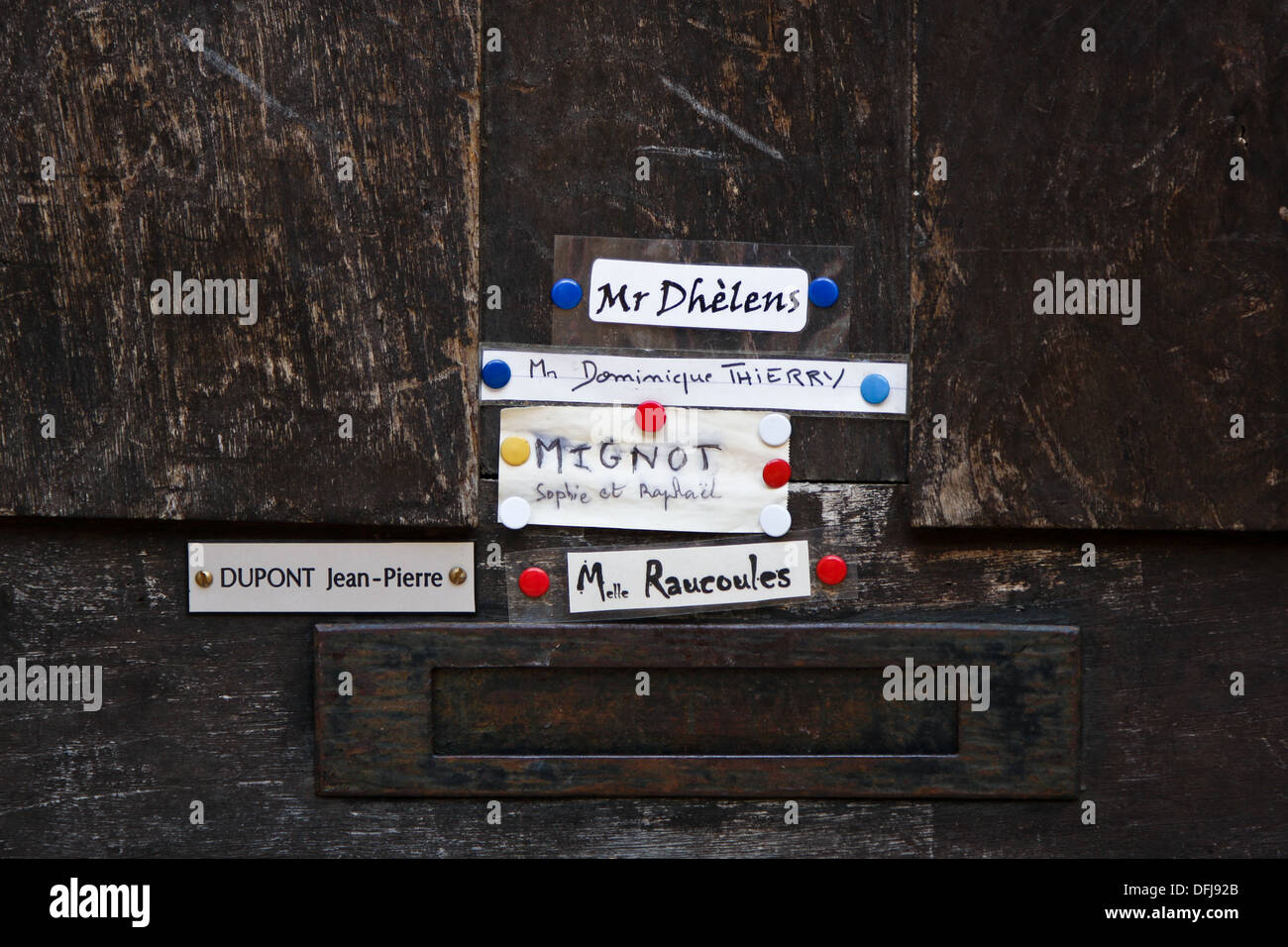Namen an die Tür einer Wohnung sperren in Frankreich Stockfoto