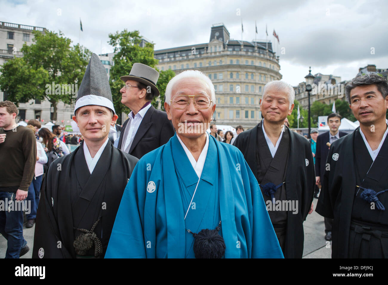 Japanische Kimono. Trafalgar Square, London, UK. 5. Oktober 2013. Japan-Matsuri 2013 - Herr Sandy Sano (im Bild in der Mitte) ist der Vorsitzende des japanischen Verbandes im Vereinigten Königreich, das Organisationskomitee, die dieses Ereignis anziehen. 2013 ist der 400. Jahrestag der ersten offiziellen Kontakte zwischen Japan und Großbritannien - bekannt als Japan400. Stockfoto