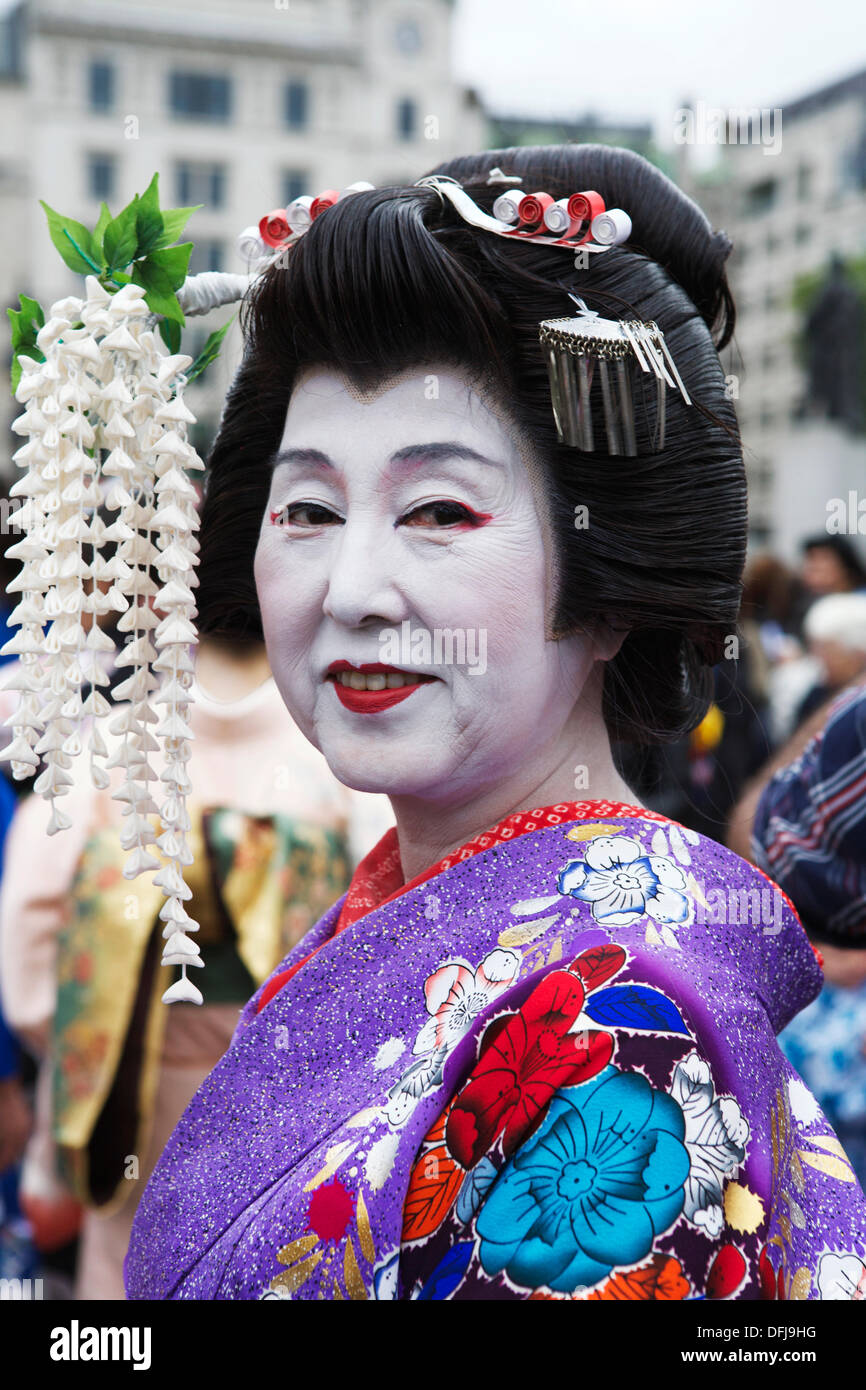 Japanische Kimono: Porträt einer traditionell gekleideten Geisha in Japan Matsuri 2013 in London. Stockfoto