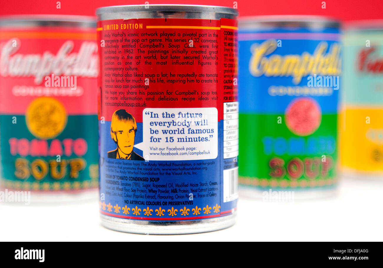 Limitierte Auflage Campbell es Tomato Soup Cans inspiriert der 1960er Jahre Andy Warhol Bilder, London mit seinem Zitat über Ruhm Stockfoto