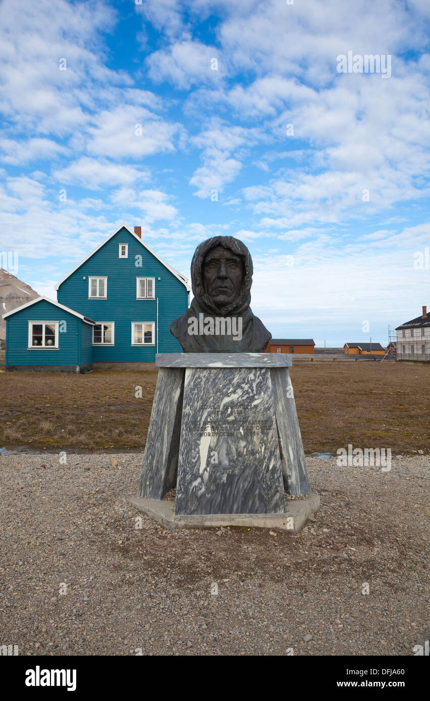 Amundsen-Denkmal in Ny-Ålesund, Spitzbergen, Svalbard-Archipel, norwegischen Arktis Stockfoto