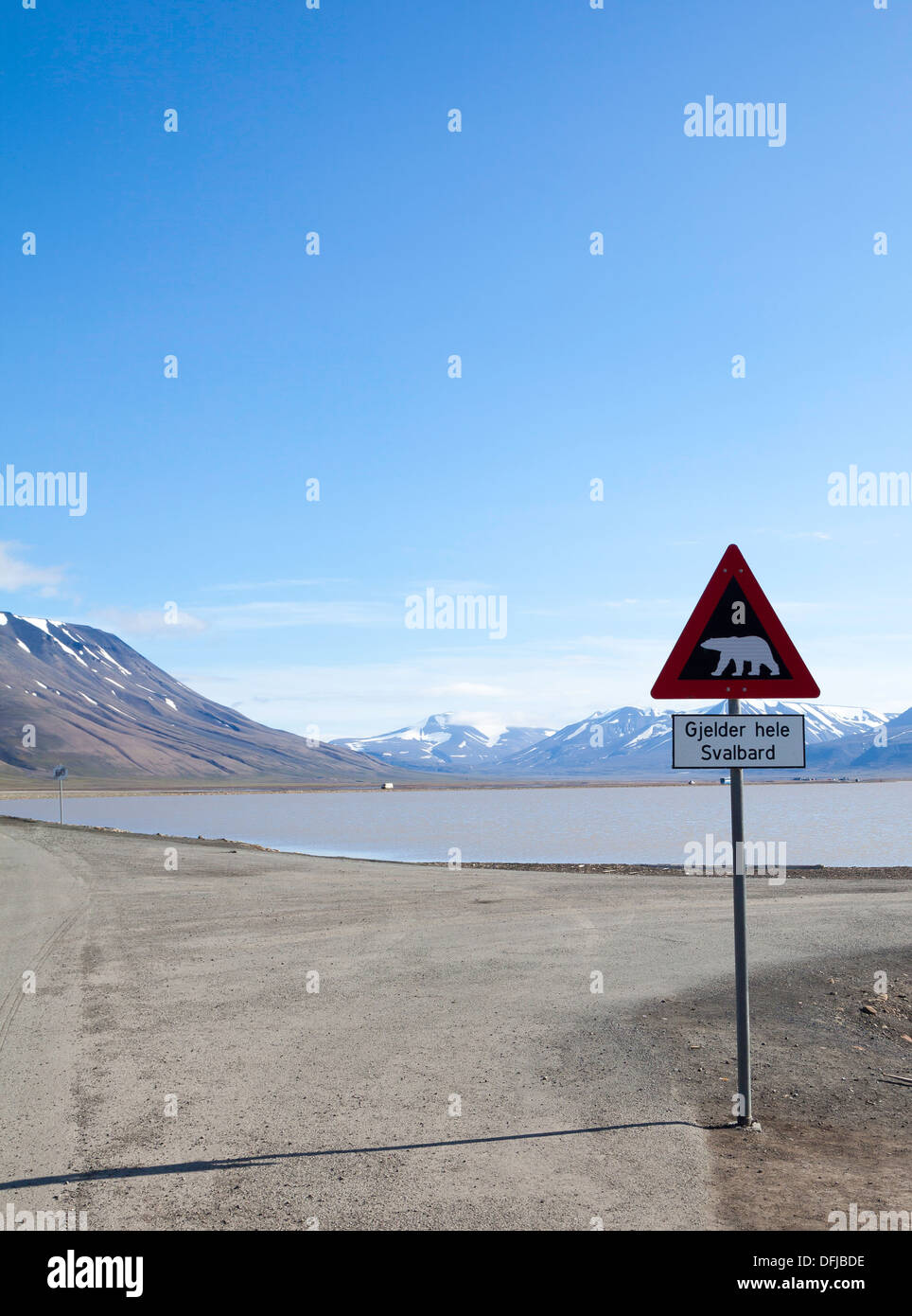 Eisbär-Schild an der Straße von Longyearbyen, Spitzbergen, Noway Stockfoto