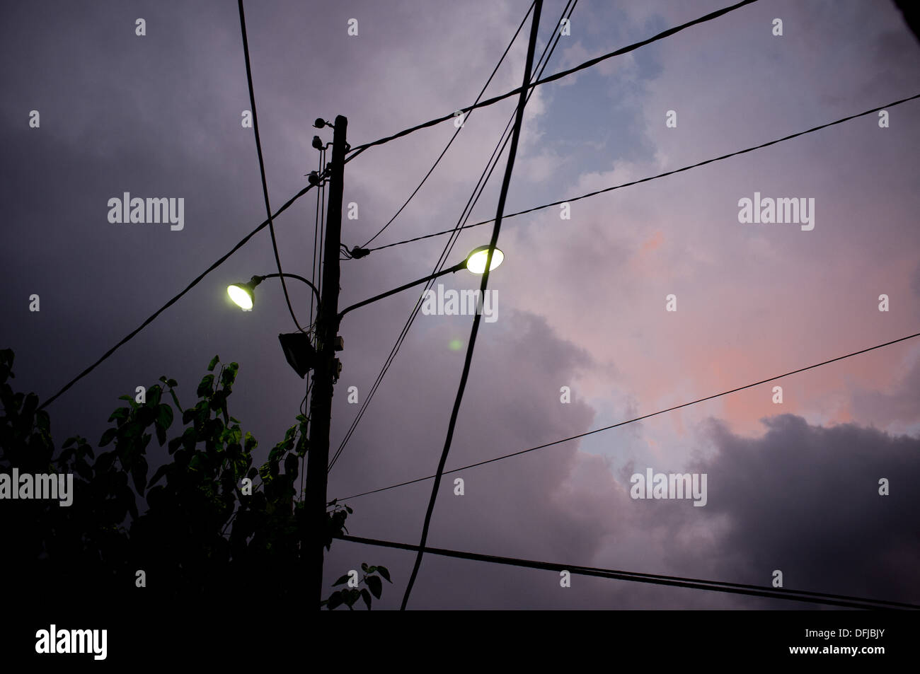 Gewitterhimmel mit elektrischen Kabeln. Stockfoto