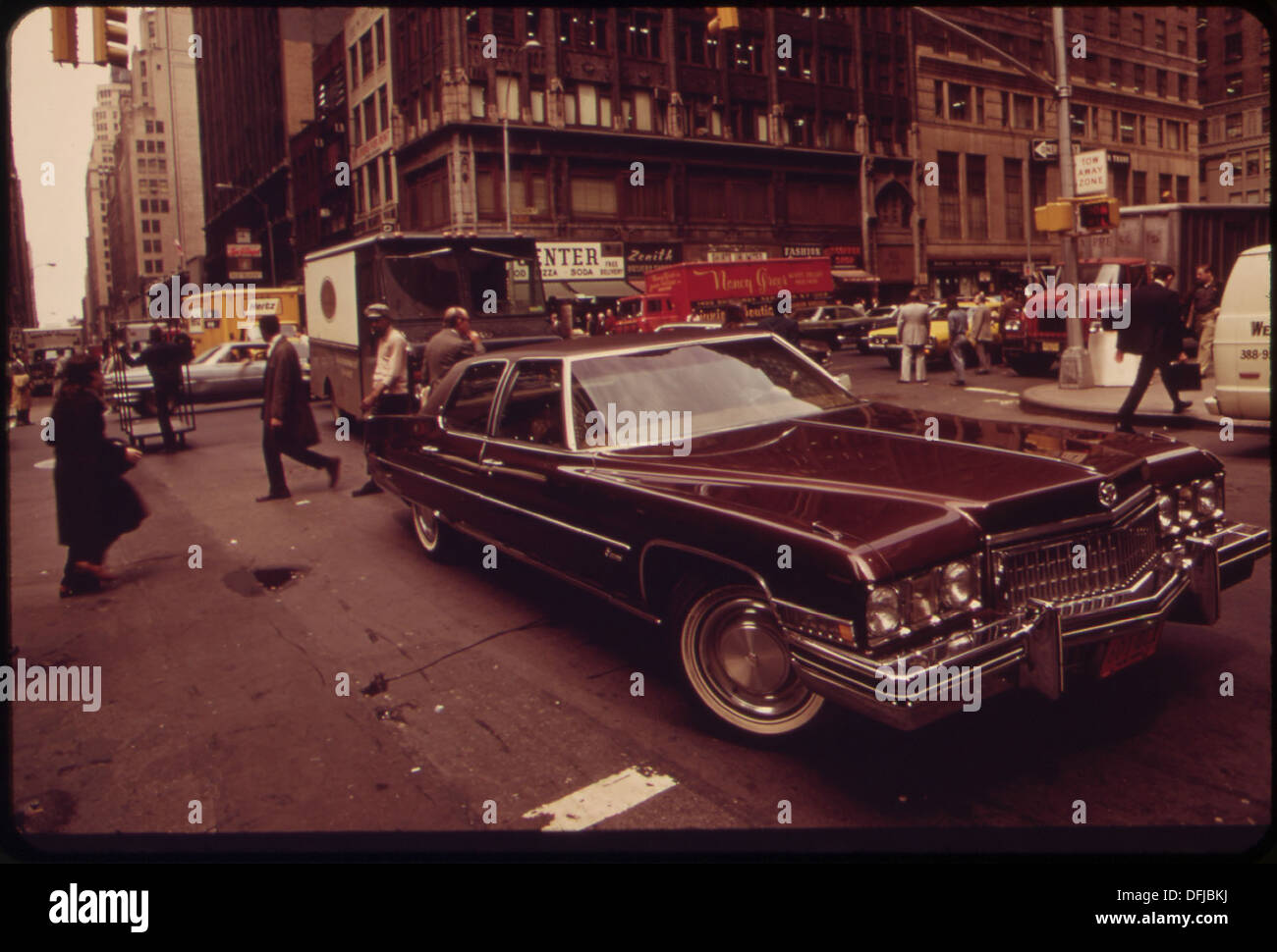 Ein Foto, das die geschäftige Szene des Garment District in Manhattan zwischen Broadway und Eighth Avenue zeigt. Der Bezirk war Anfang des 20. Jahrhunderts ein Drehkreuz für die Modeindustrie und die Bekleidungsindustrie. Stockfoto