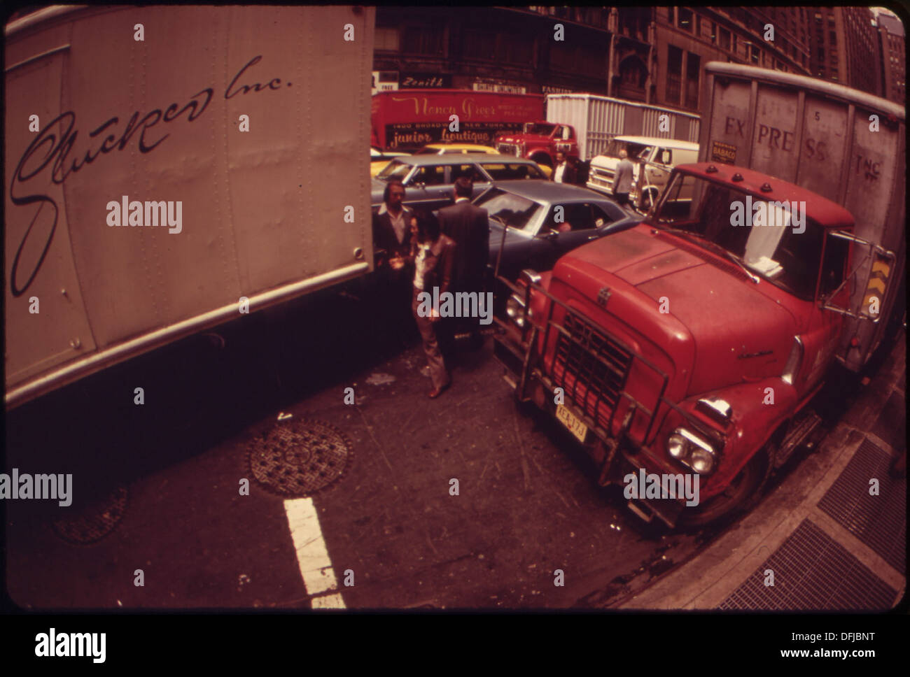 Dieses Bild zeigt das geschäftige Bekleidungsviertel in Midtown Manhattan, das sich zwischen Broadway und Eighth Avenue befindet. Die Gegend ist bekannt für ihre dichte Konzentration von Modegeschäften, Textilgeschäften und Bekleidungsindustrie. Es ist seit langem ein Drehkreuz für die Bekleidungsindustrie und spielt eine Schlüsselrolle in der Wirtschaft und Modekultur der Stadt. Stockfoto